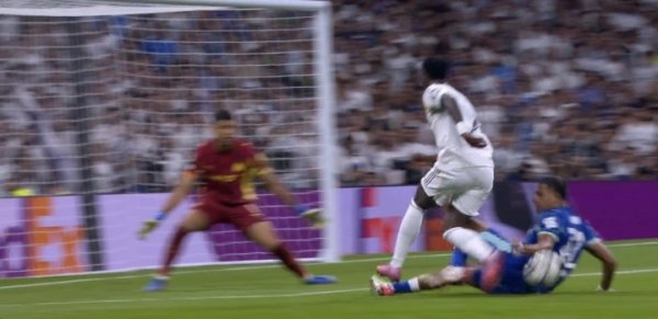 Bóng ném hồi phục của Medina đã được trao một điểm! Mbappe ghi được hai cú sút, và Real Madrid đã dẫ