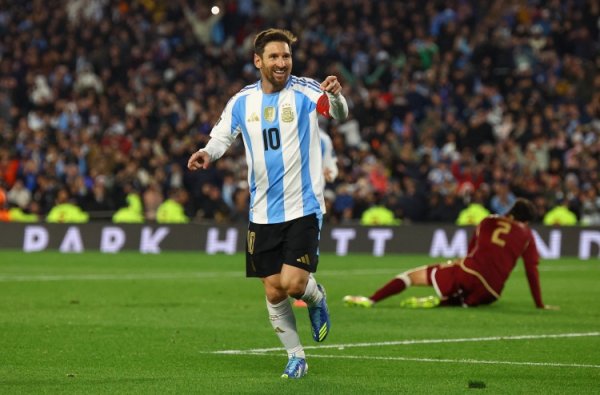Nico Pas: Tôi có thể học được rất nhiều khi chơi bóng đá với Messi và tôi thường xem video của anh ấ