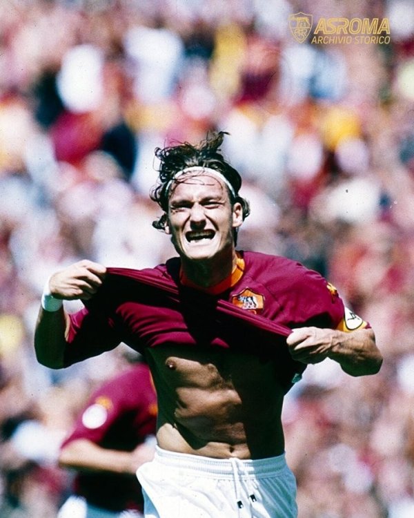 Totti tổ chức sinh nhật lần thứ 49 của mình hôm nay, và quan chức La Mã đã thúc đẩy phước lành: Tott